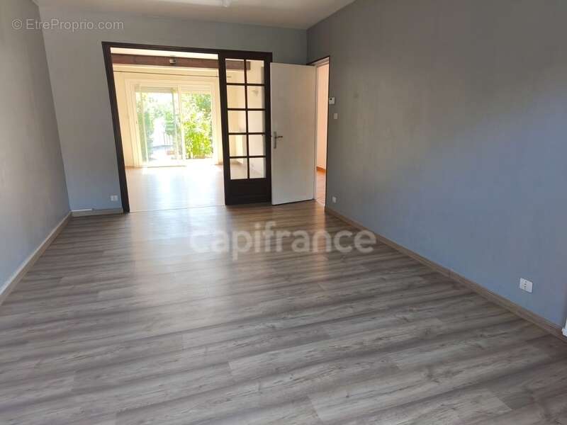 Maison d'environ 104m² avec 4 chambres et garage sur terrain arbore - photo 2