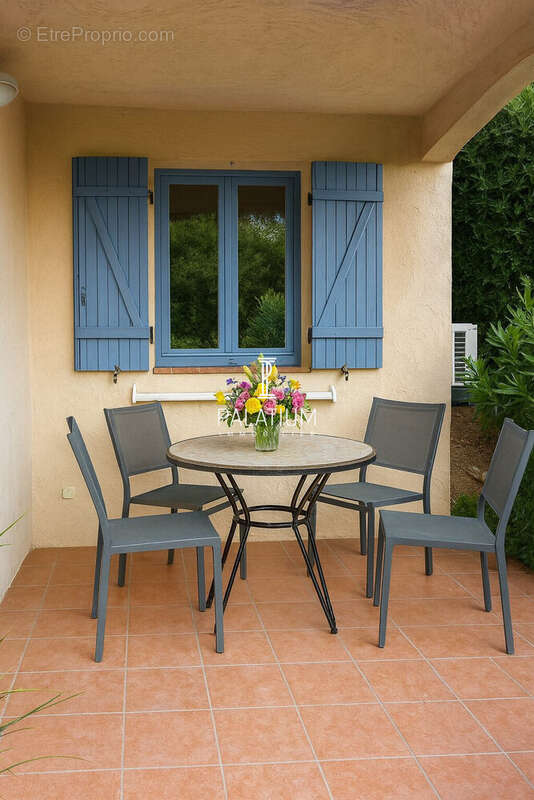 Appartement à ROQUEBRUNE-SUR-ARGENS