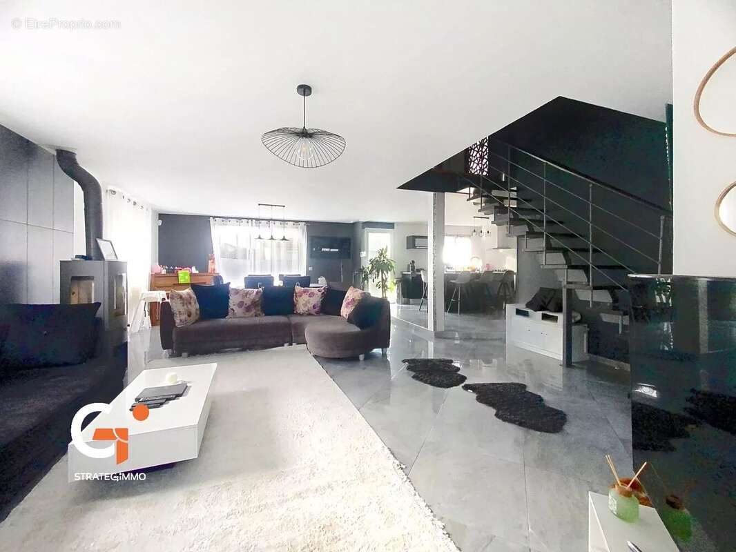 Maison à SAINT-ETIENNE-DU-ROUVRAY