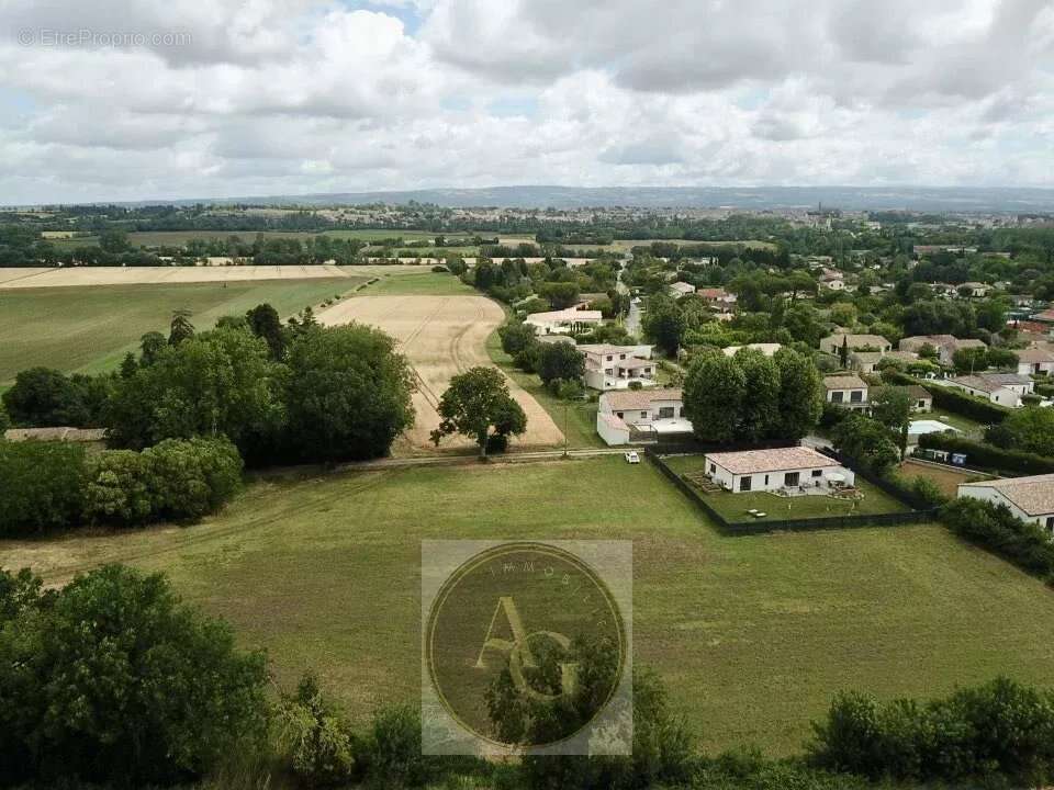 Terrain à VILLENEUVE-LA-COMPTAL