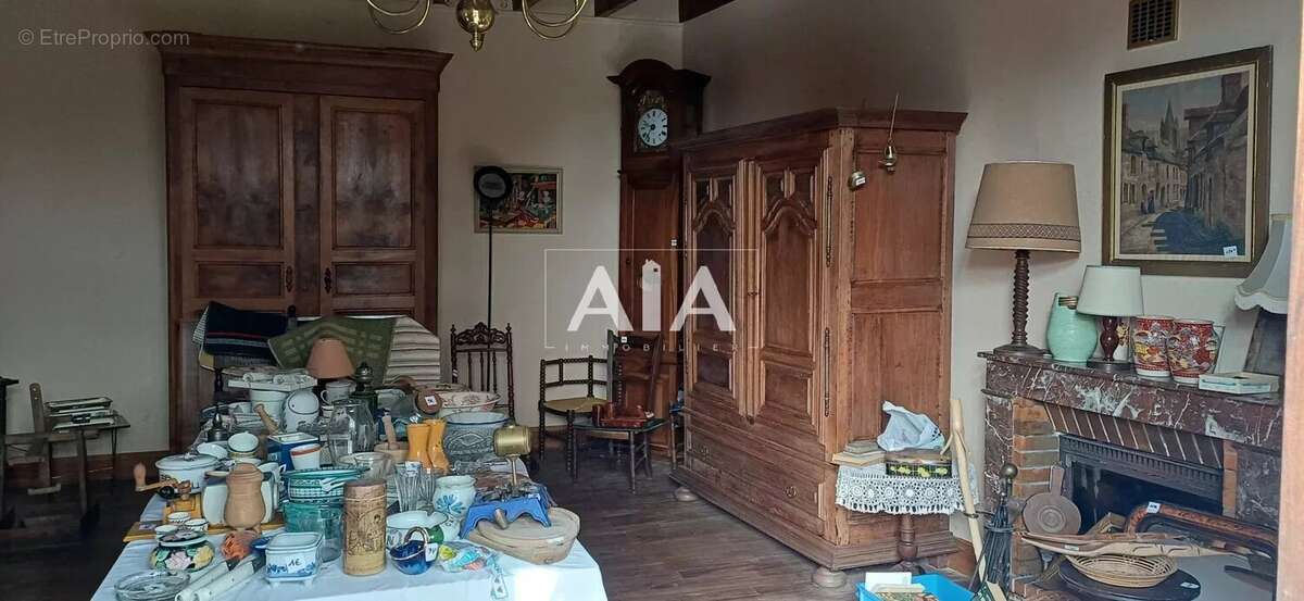 Maison à LES ADJOTS