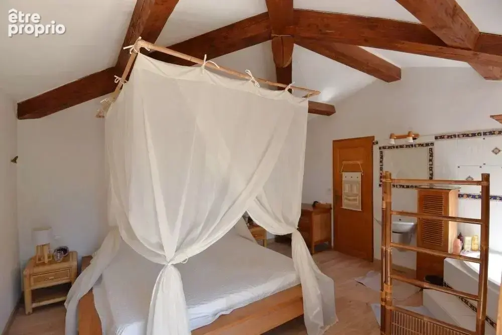 Villa de caractère avec 4 chambres et piscine terrain de 2095 m² - photo 8