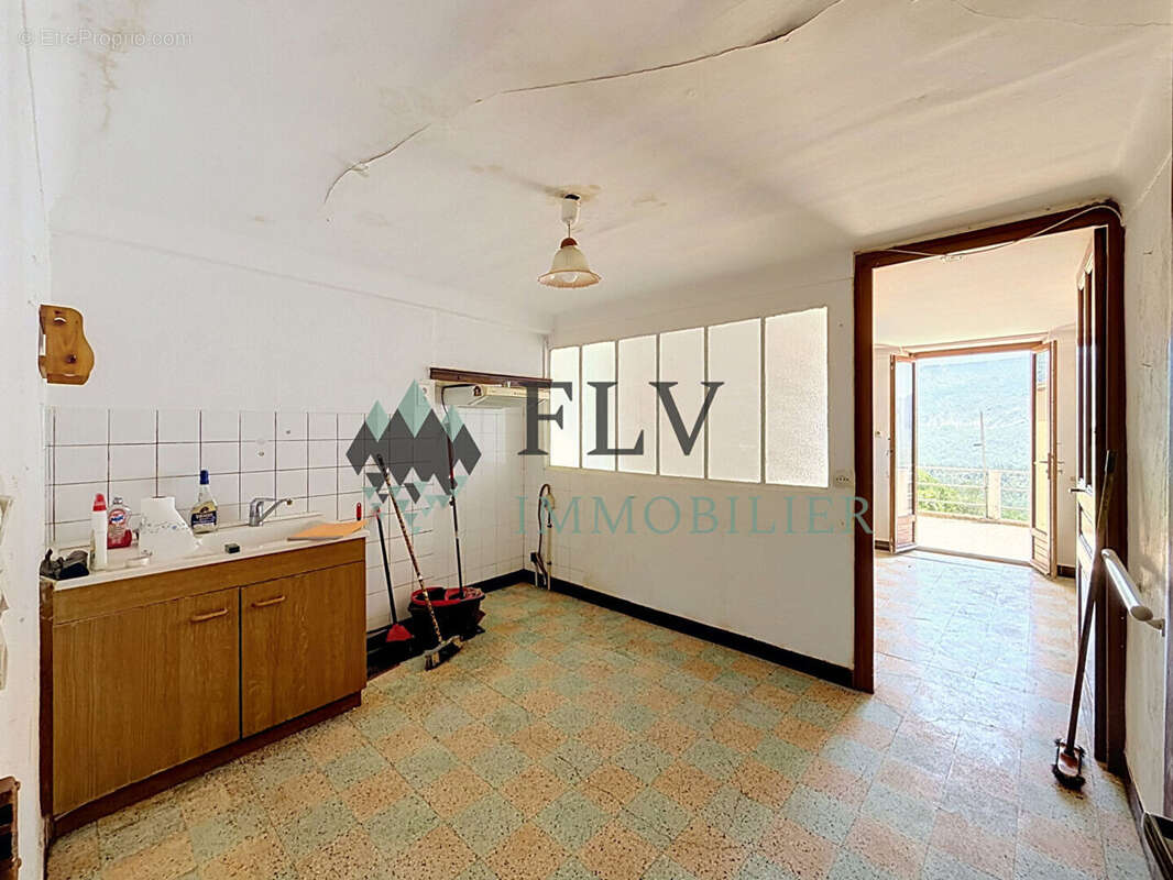À vendre - Appartement avec terrasse et fort potentiel à La Tour-sur-Tinée - photo 5