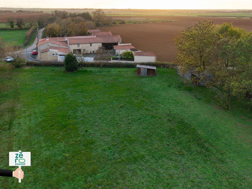 Terrain à MAREUIL-SUR-LAY-DISSAIS