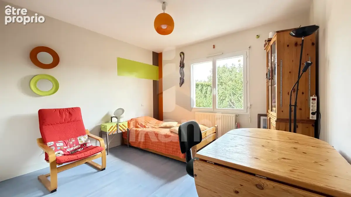Salles   Élégante maison de plain-pied avec piscine dans un écrin de verdure - photo 8