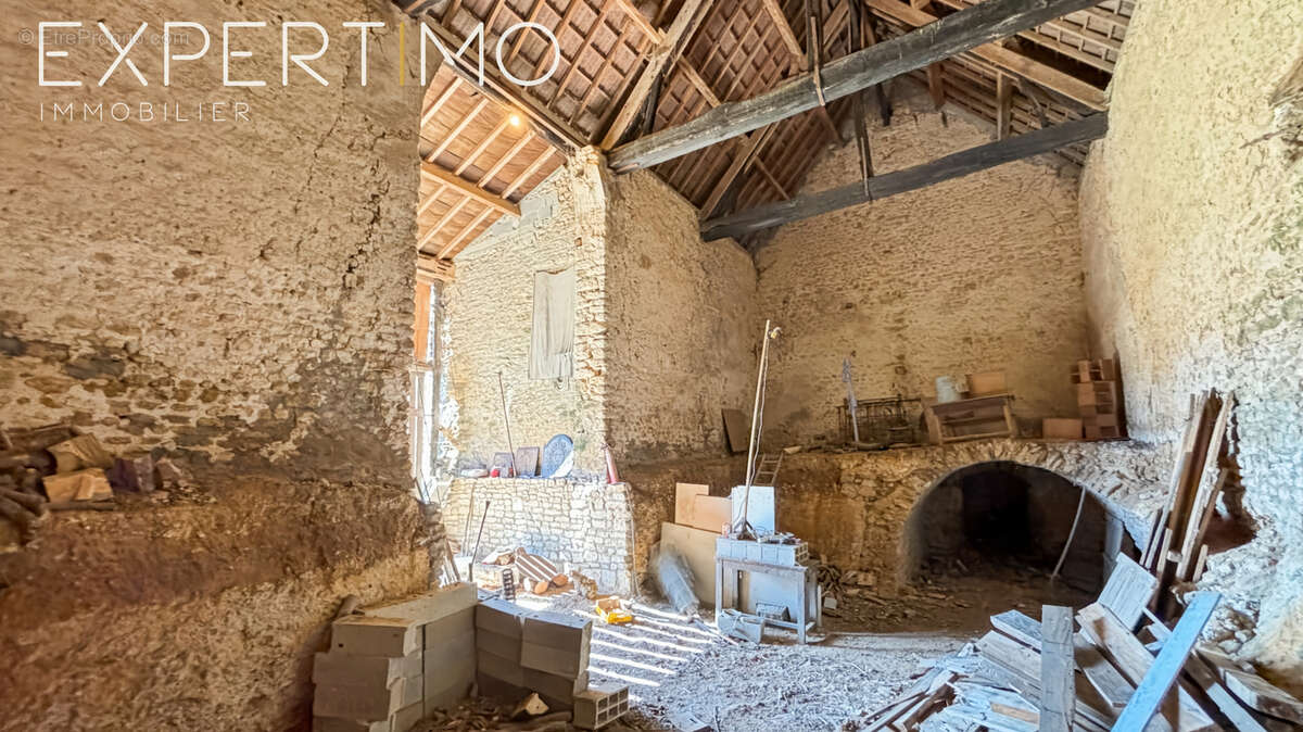 À VENDRE : Corp de ferme 230 m2 habitable (possibilité d'agrandissement), 380 m2 de granges et hangar 150 m2 - photo 21