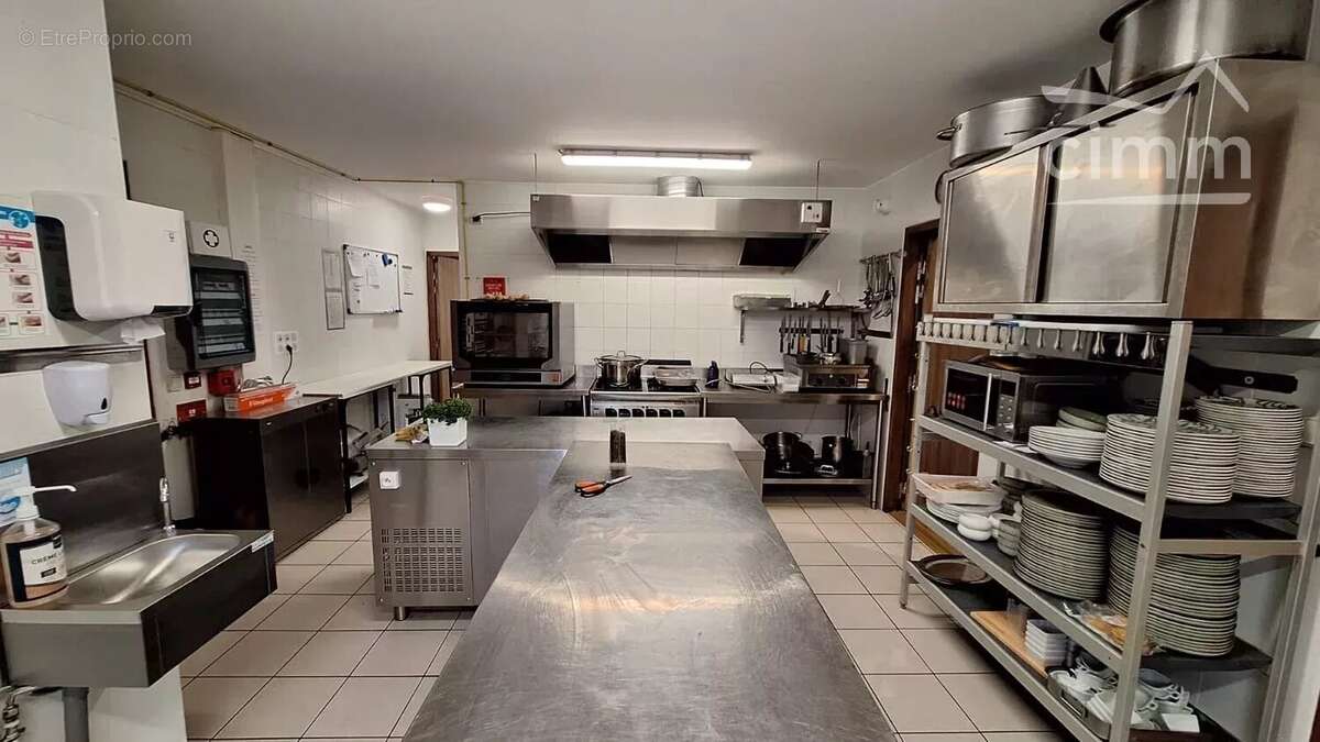 Commerce à SAINT-ANDRE-DE-CRUZIERES