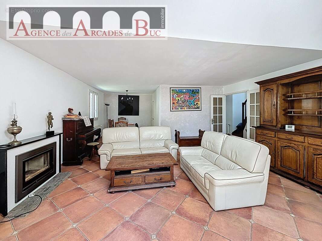 Séjour cheminée. - Maison à BUC