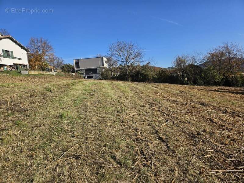 Terrain à VEYRE-MONTON