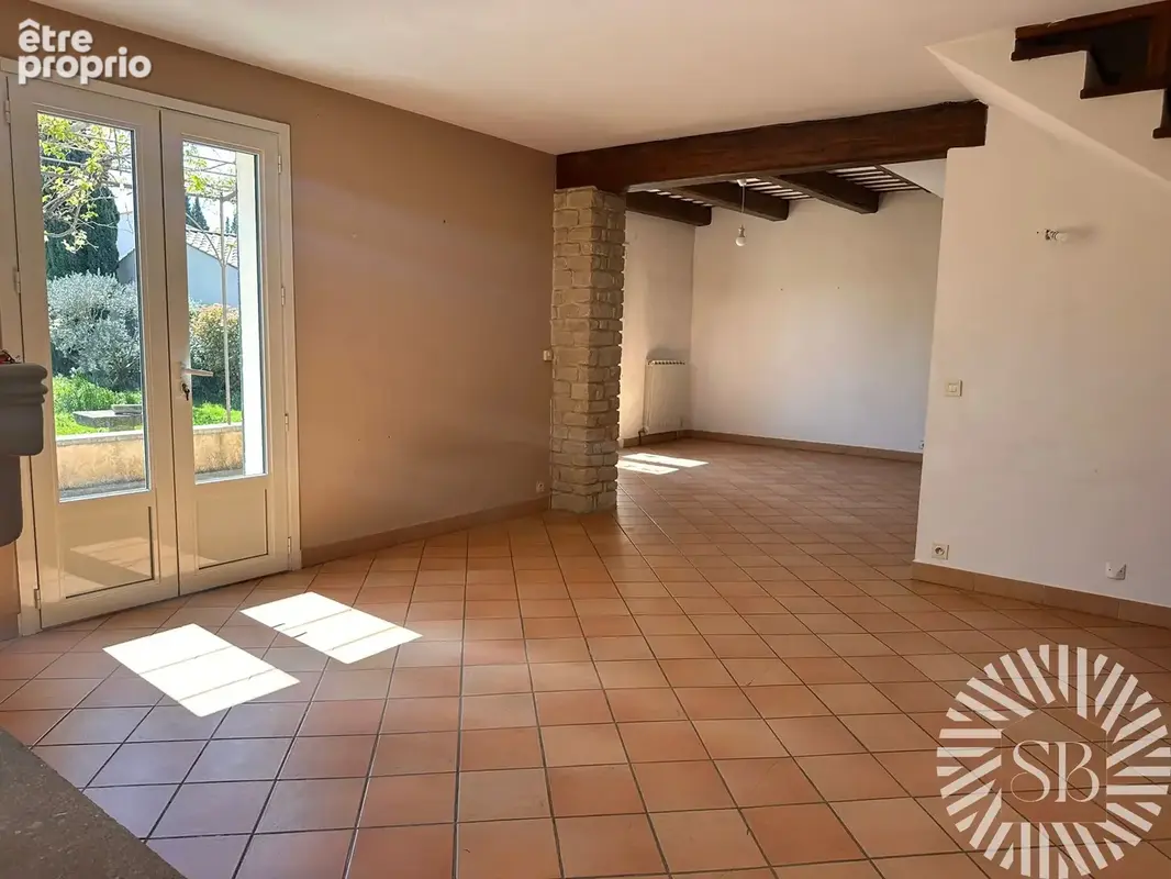 NOVES   Maison familiale 4 chambres • Piscine • 1 621 m2 de terrain • Double garage • Potentiel constructible - photo 5
