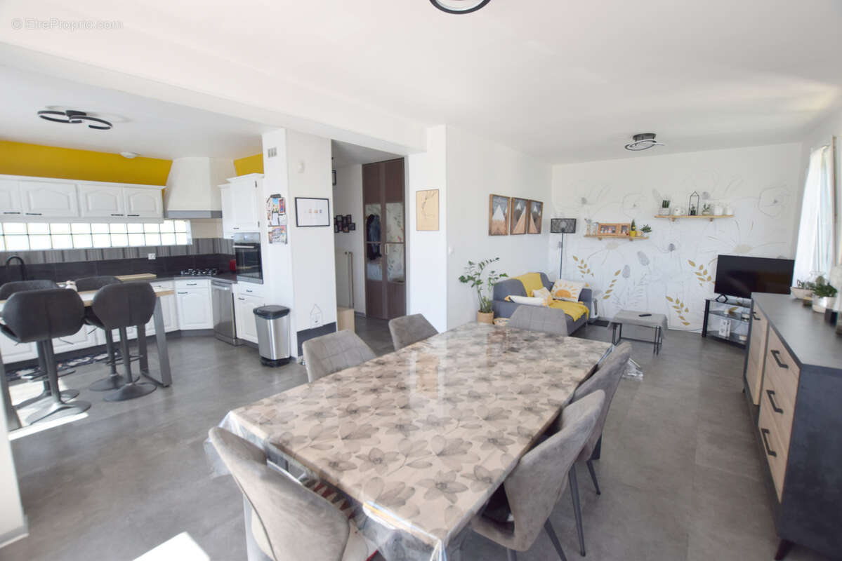 Maison à VIEUX-CHARMONT