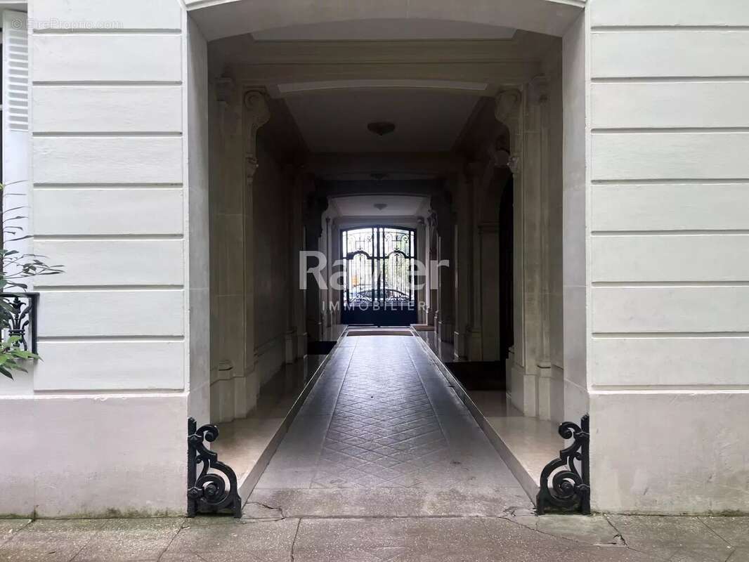 Appartement à PARIS-16E