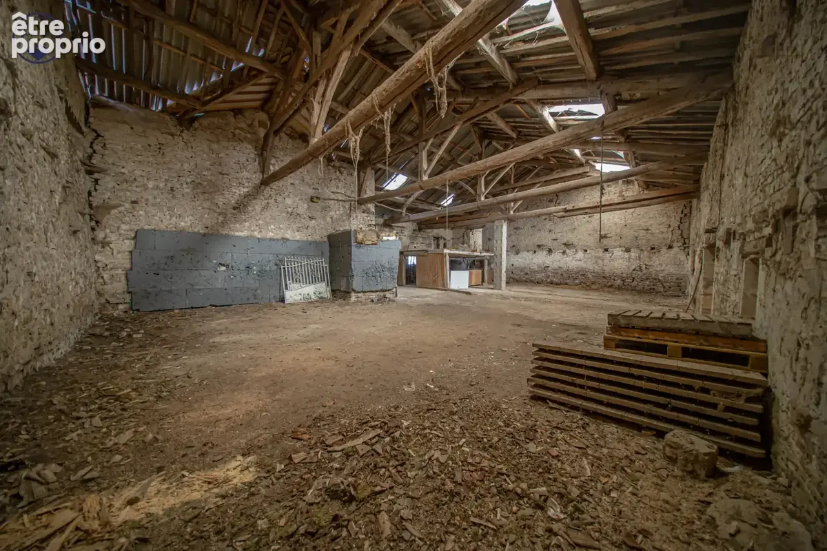 Ancien corps de ferme avec grandes dépendances - photo 11