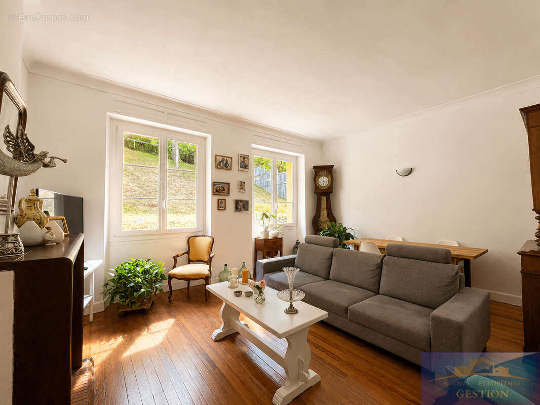 Maison individuelle avec appartement T3 indépendant et deux garages   Saligos ! - photo 3