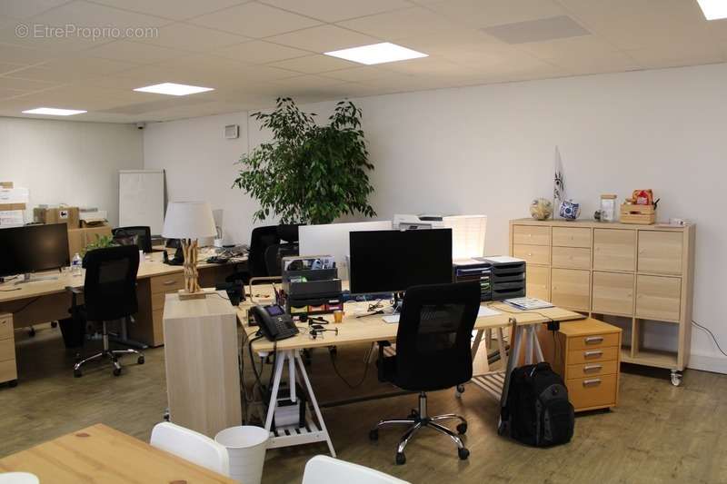 Commerce à MEYREUIL