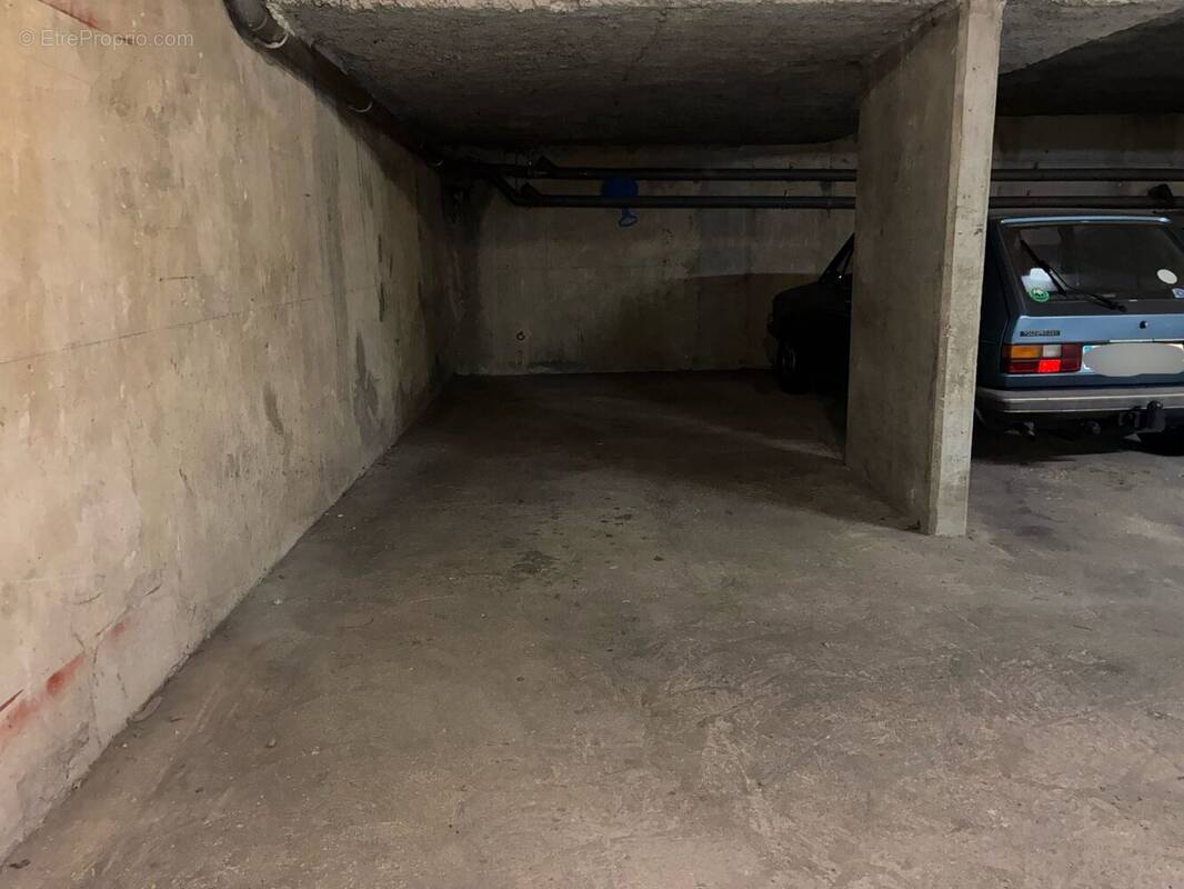 Parking à PARIS-18E