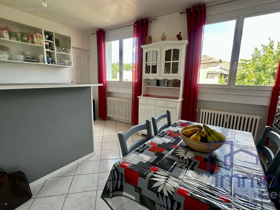 Appartement 55 m² à Le Chambon-Feugerolles  - photo 4