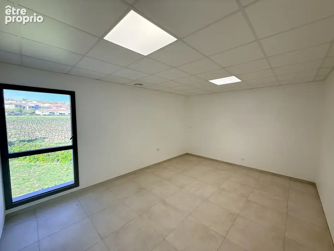 Bureau 19 m2 à Lorgues - photo 1
