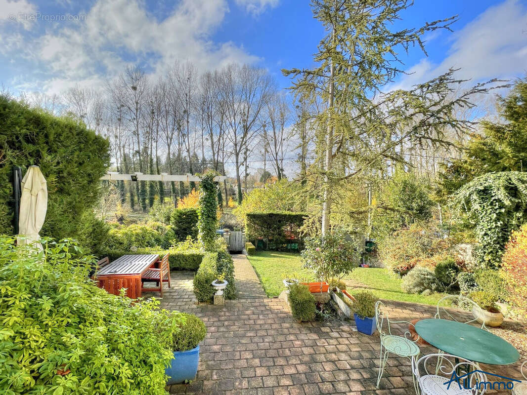 Maison à MANDRES-LES-ROSES