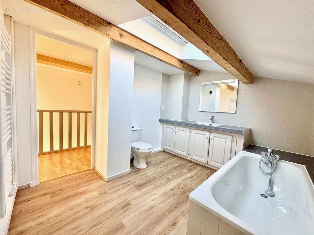 Appartement à EGUILLES