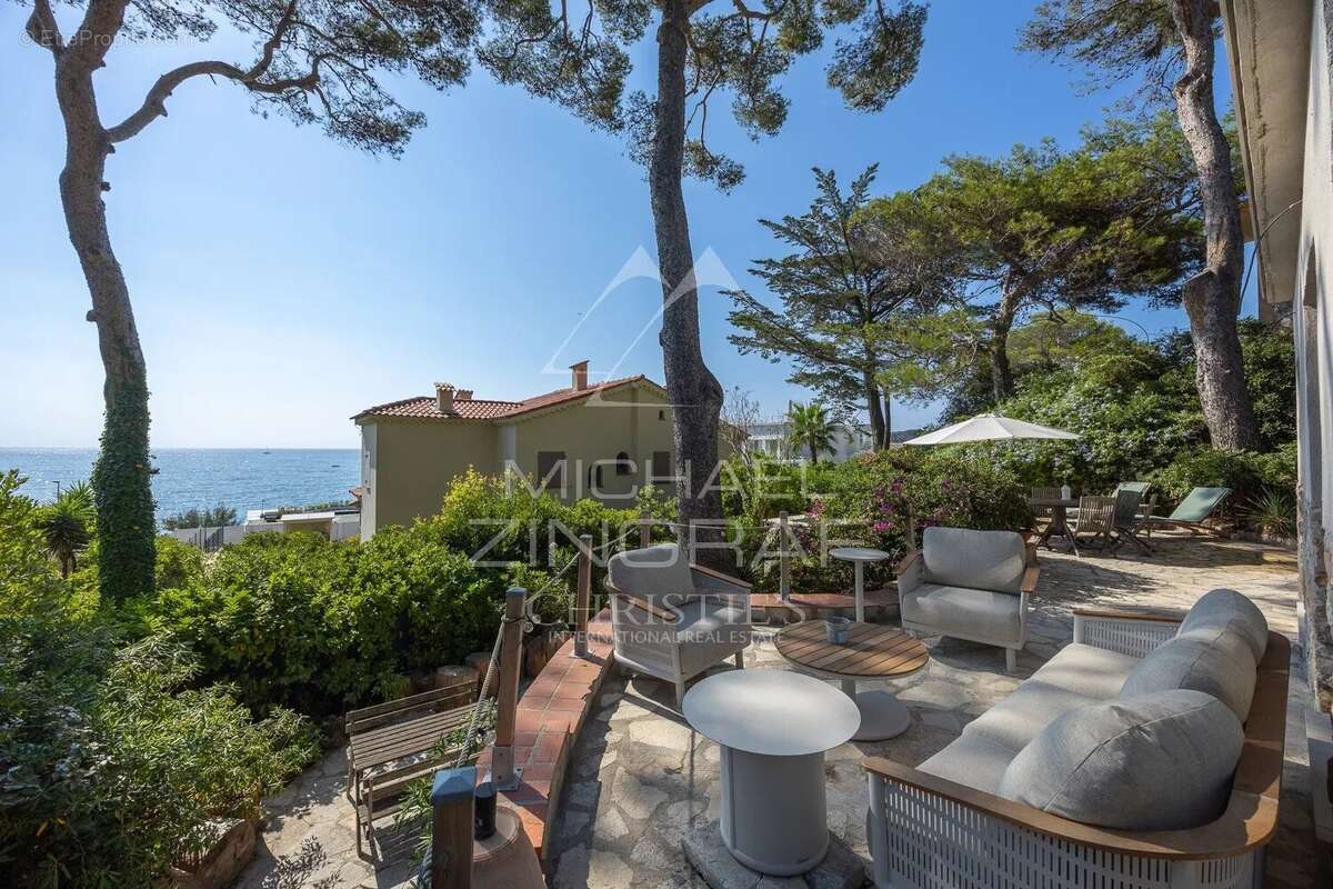 Exclusivité – Villa d’exception avec vue mer sur la baie de la Garoupe - photo 9