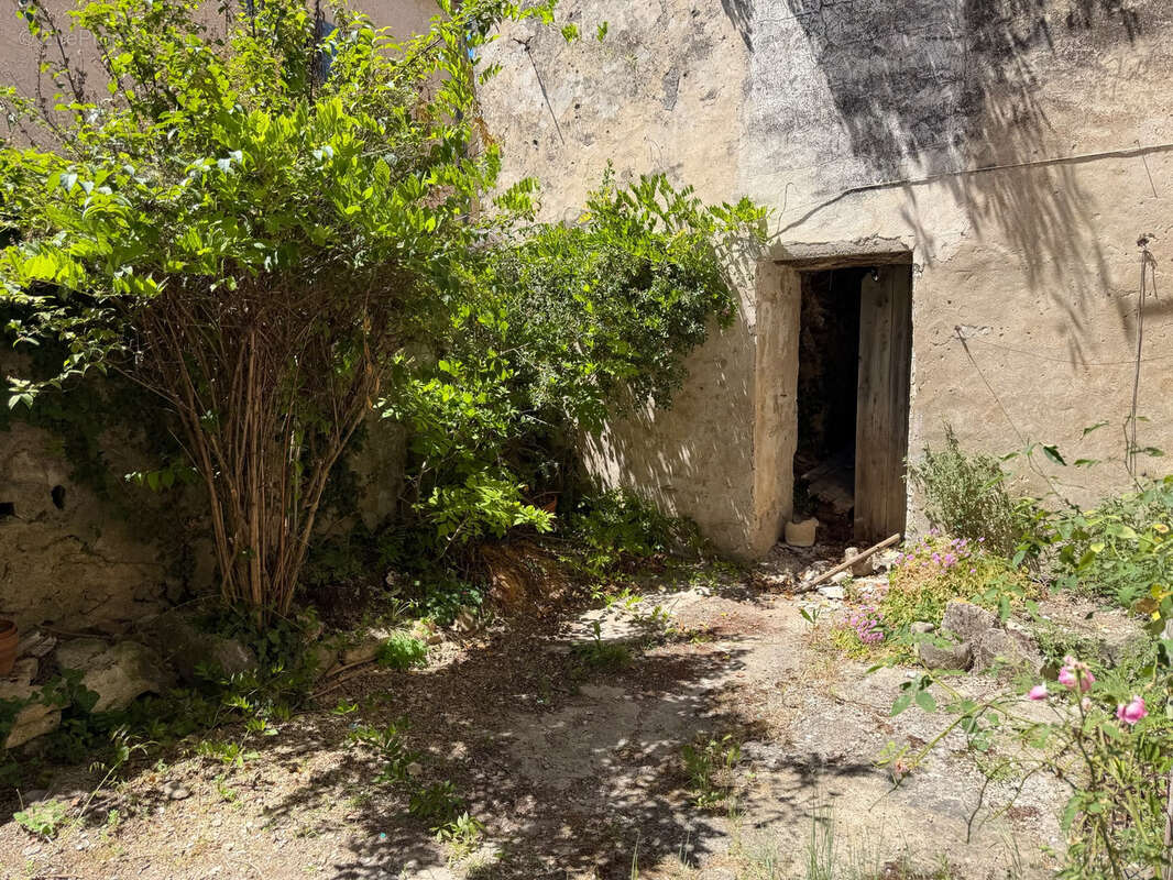 Entrechaux   maison de village à rénover avec cour et garage - photo 13