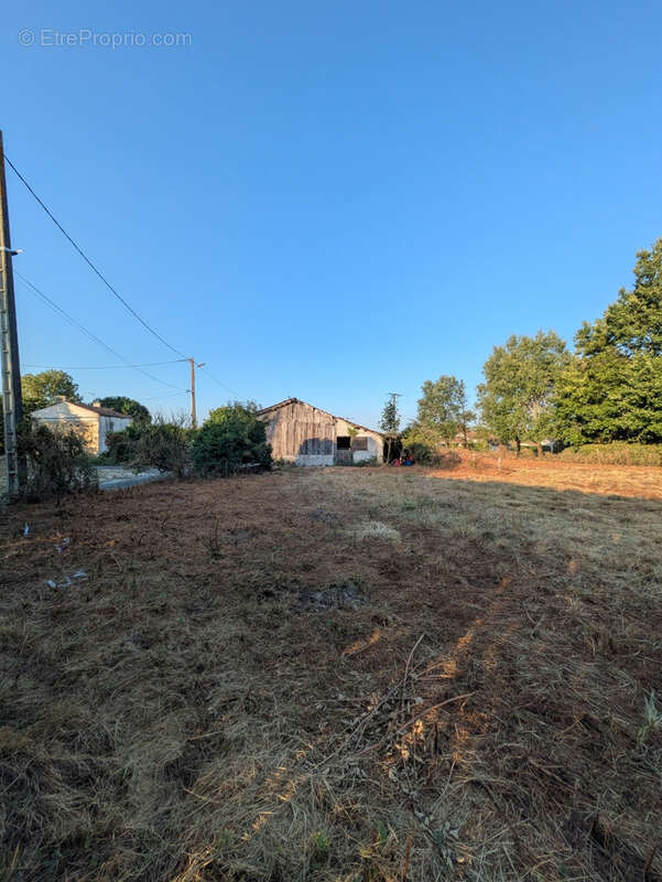 Terrain constructible de 1 793 m2   plat, non viabilisé - photo 5
