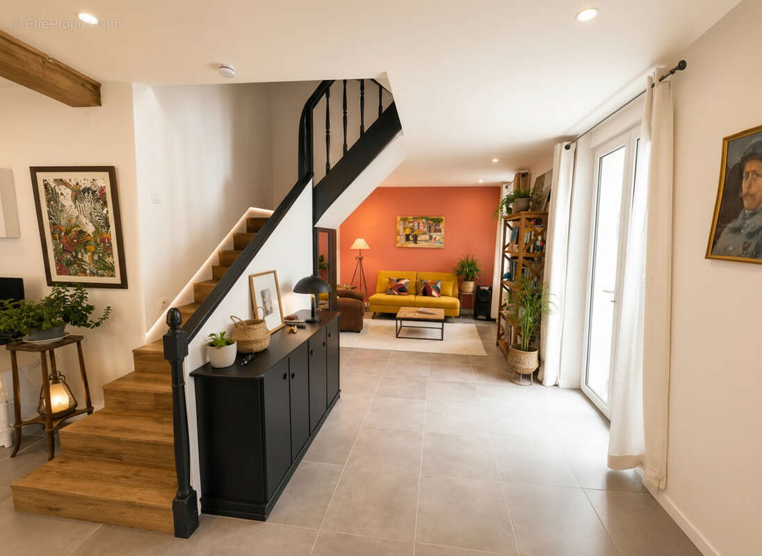 Maison de village du 16eme siècle, 6 pièces d'environ155m2 avec terrasse. - photo 3