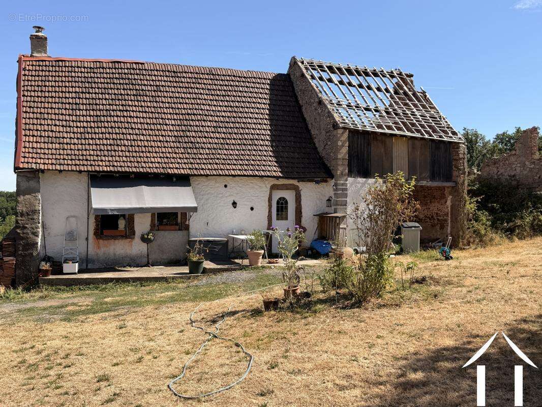 Très librement situé dans un magnifique environnement rural Ferme à rénover. Avec chalet et grange 80m2 - photo 2