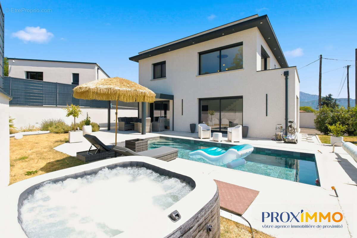 Maison 158 m² à Voiron  - photo 2