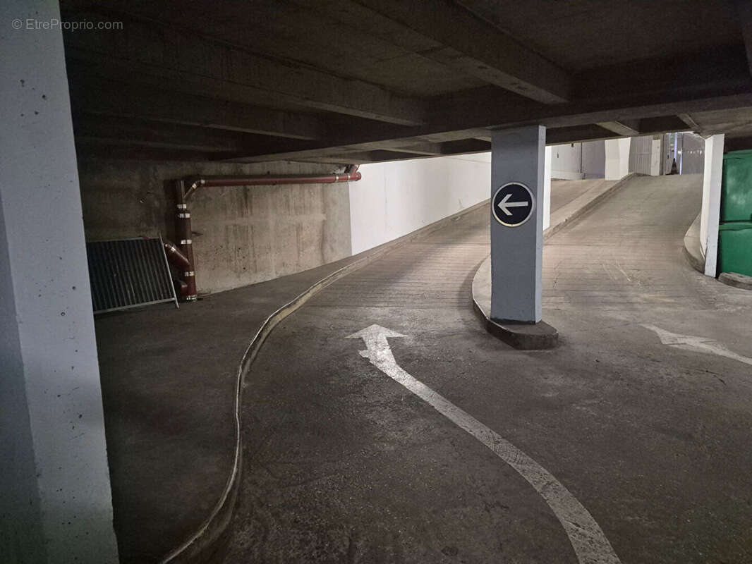 Place de parking - Idéale pour INVESTISSEMENT LOCATIF - 2 min du métro Colonel Fabien - photo 6
