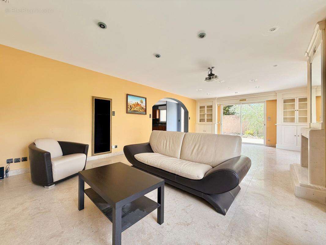 Maison familiale de 195 m² avec T2 indépendant – Calme et potentiel locatif - photo 7