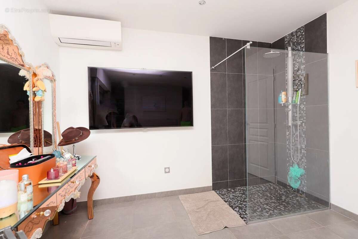 Villa independante 175 m² - piscine - stationnements - photo 12