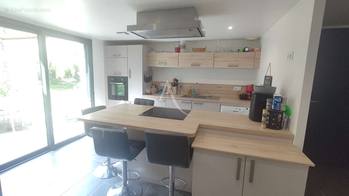 À quelques minutes d'Aizenay  Magnifique grange en pierre rénovée sur plus de 2 970 m² de terrain - photo 7
