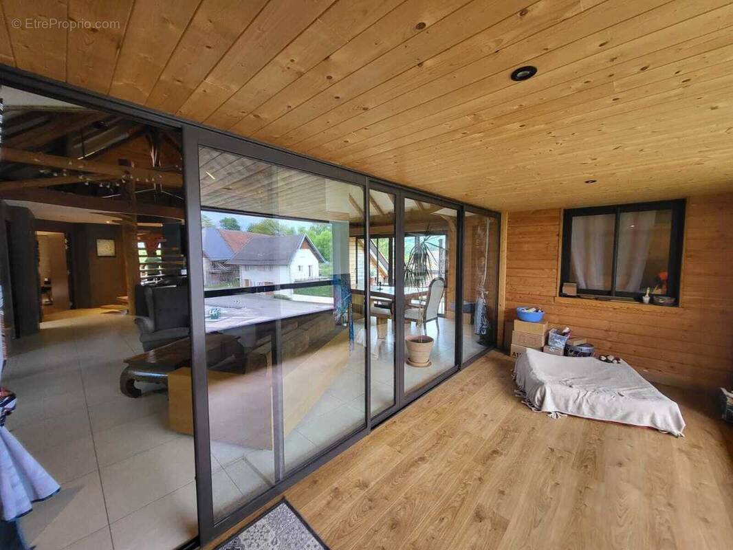 Photo 1 - Commerce à SEYNOD