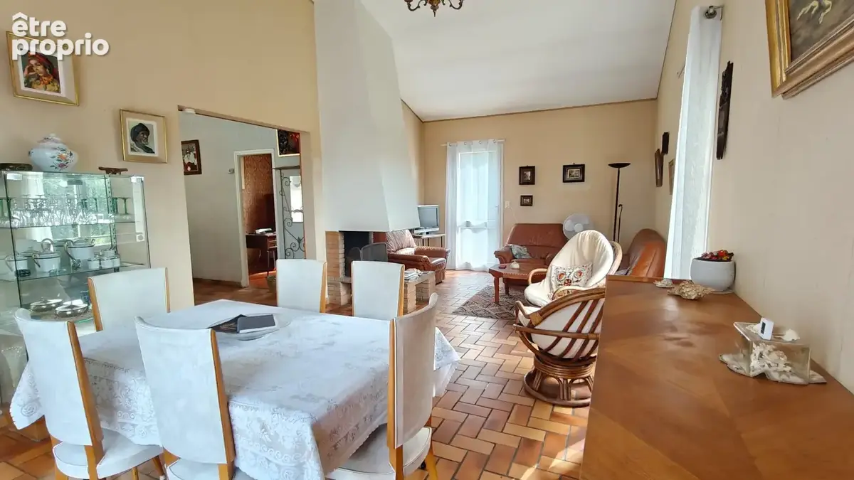 Proche centre-ville - Villa à rénover bénéficiant d'une excellente situation sur terrain arboré de 5000m2 - photo 6