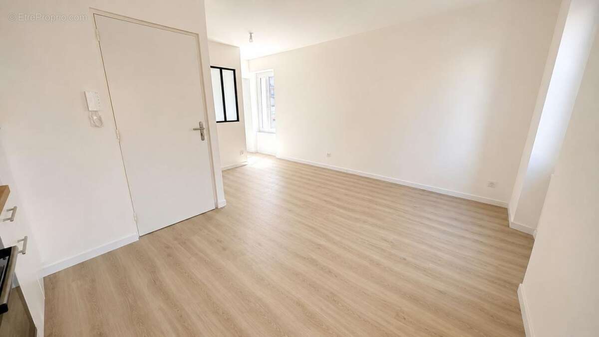 A vendre studio neuf de 23 m² dans petite copropriété proche du centre ville avec place de parking privative - photo 3