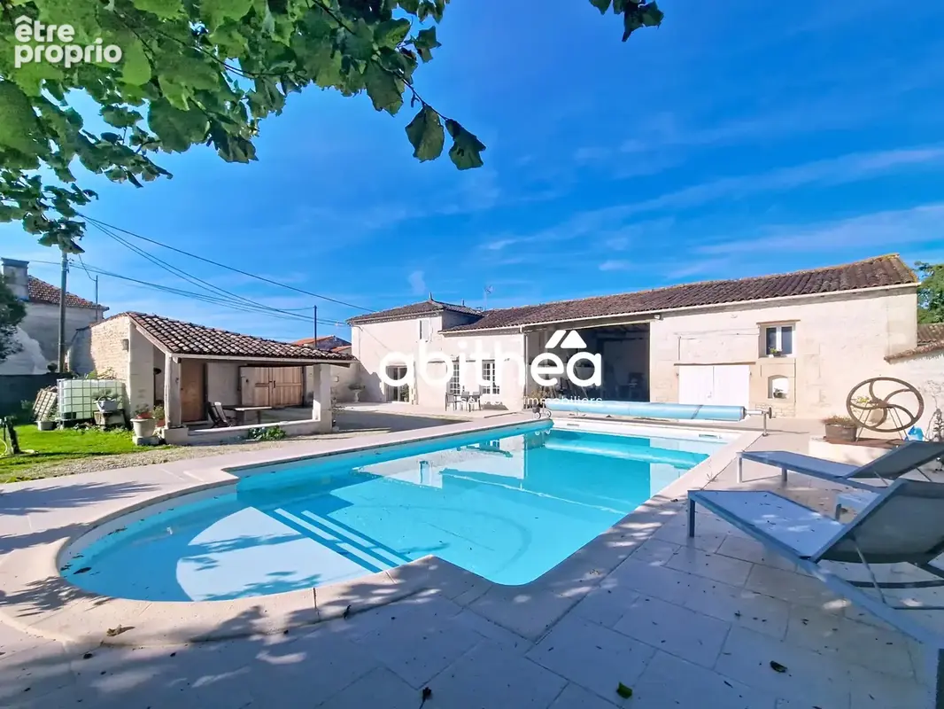 Echebrune  charentaise rénovée  4 chambres  211m2 hab  terrain : 2500m2  piscine  dependances - photo 13