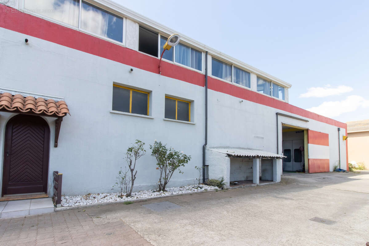 Vend local d'activite 750m2, bureau, appartement T5 145 m2 Beziers - photo 2