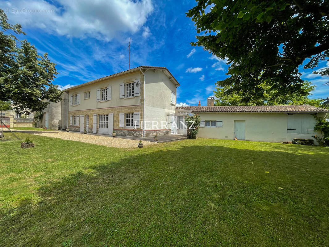 Maison à COUTRAS