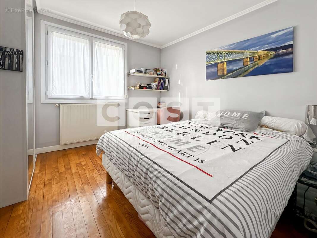Appartement à COURBEVOIE