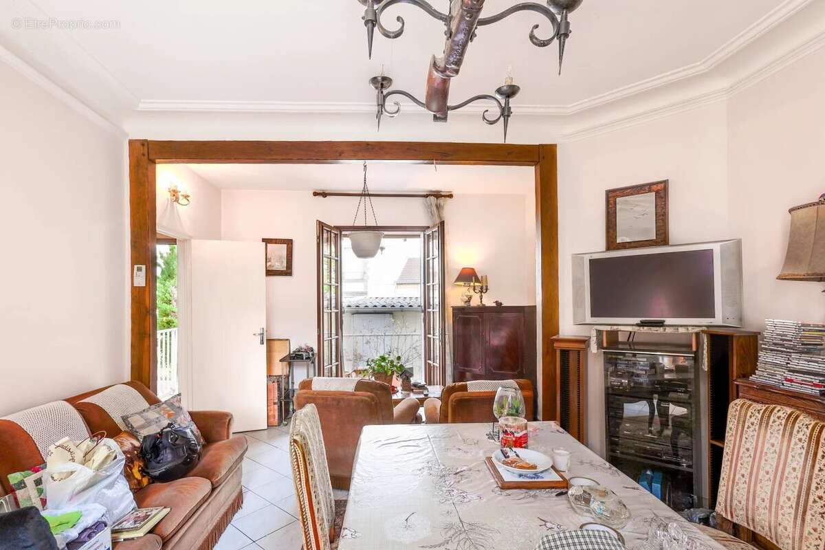 EXCLUSIVITÉ – Maison familiale traversante avec jardin, garage, sous-sol total et fort potentiel d’évolution – Plateau de Gentil - photo 7