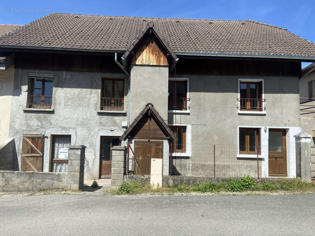 Maison à YENNE
