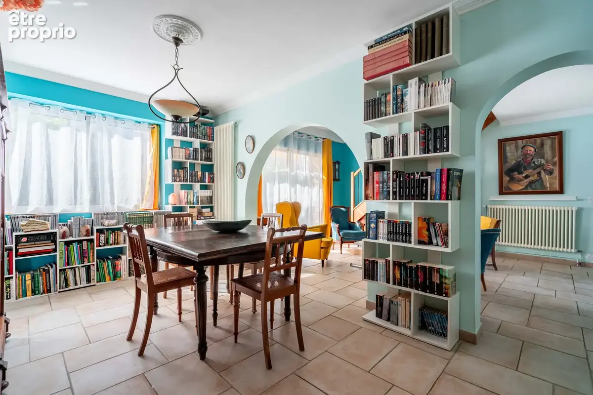 Maison familiale de 109m2 sur terrain plat de 1260m2 avec piscine et dépendance. - photo 9