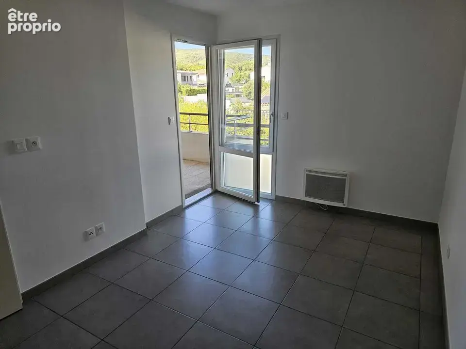 LA CIOTAT APPARTEMENT TYPE 2 de 38.68m² - TERRASSE - GARAGE -