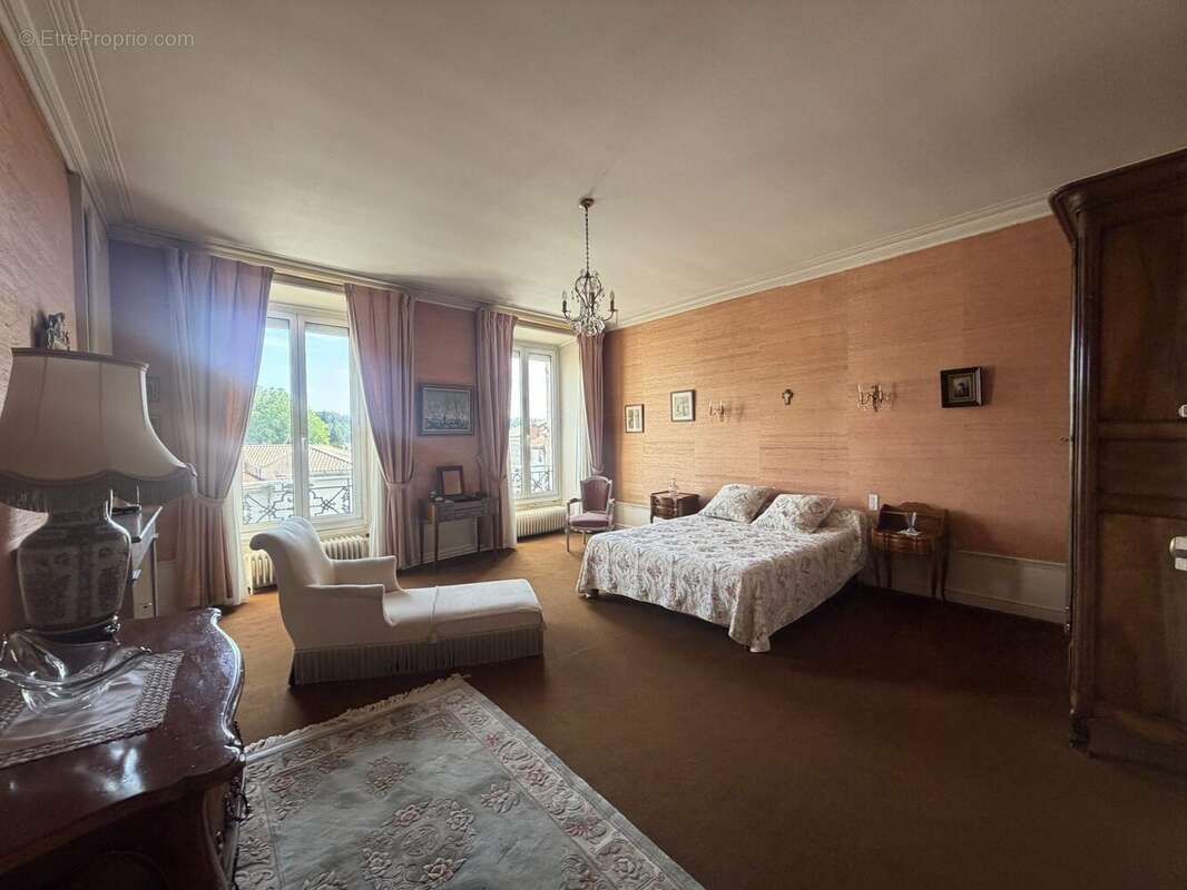 Maison 349 m² à Chabanais  - photo 9