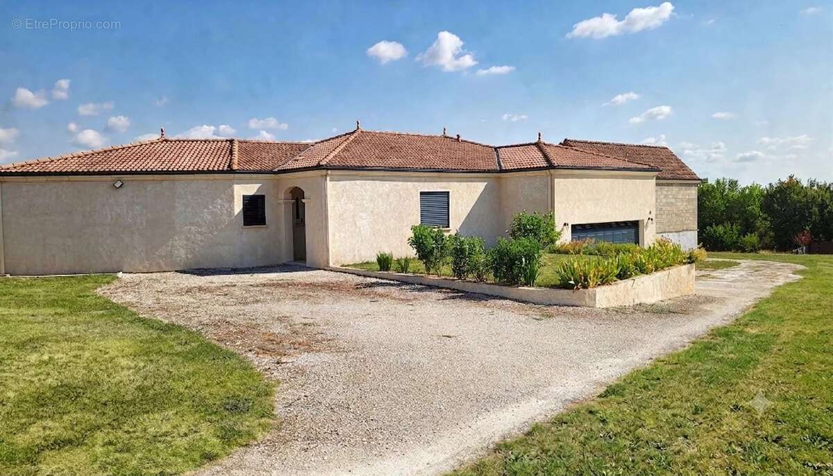 Maison contemporaine de plain-pied avec piscine, pool house. - photo 1