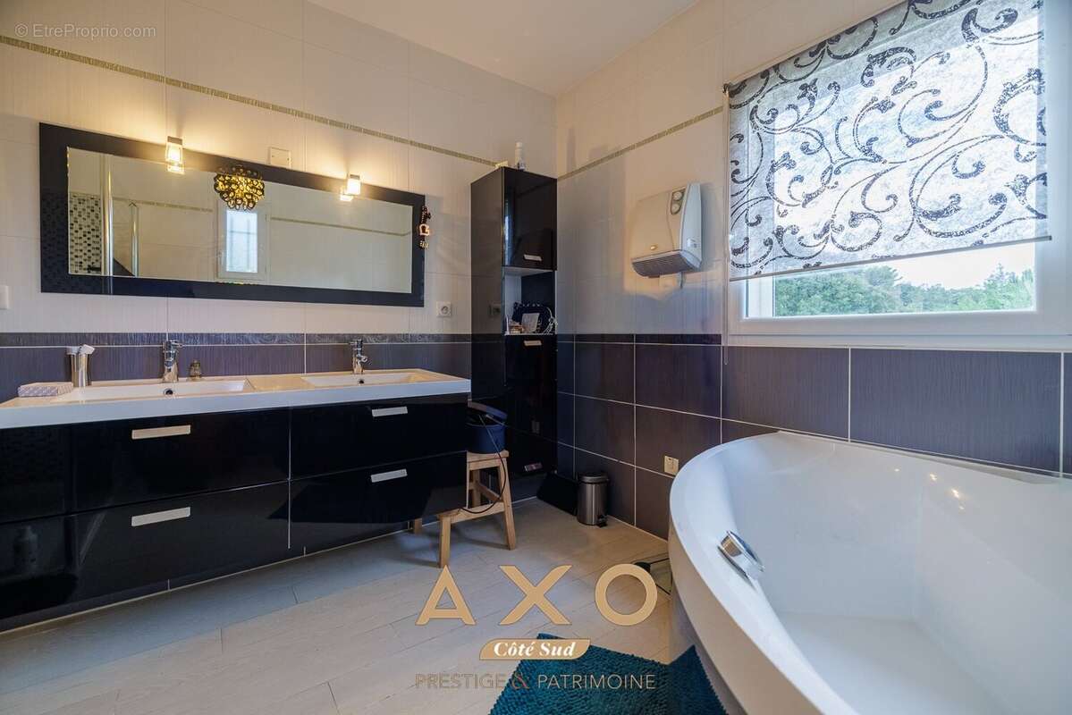 Maison à SIMIANE-COLLONGUE