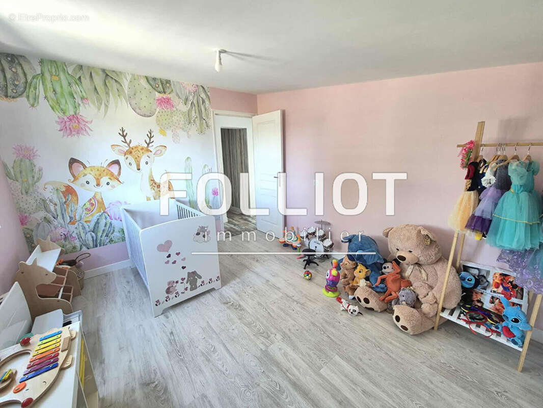 Maison moderne à vendre à Saint Planchers - 4 chambres, grand standing - photo 10