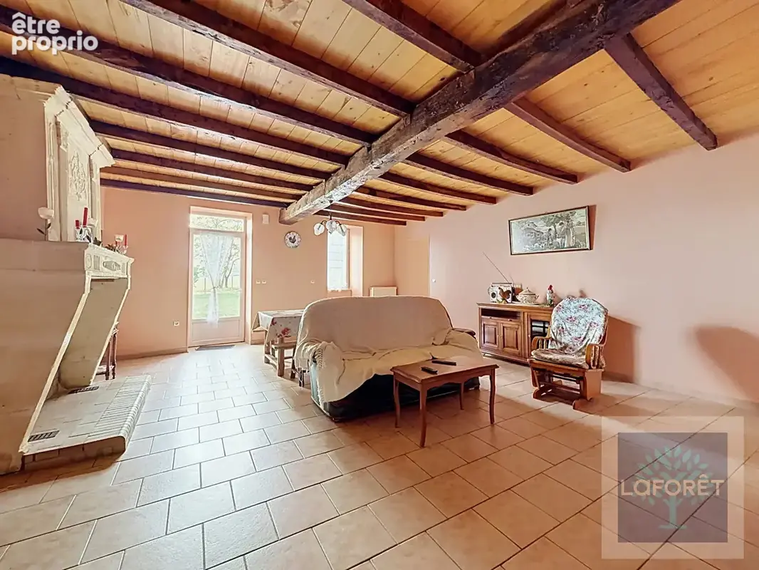Maison familiale de plain-pied avec grange sur 3 000 m² de terrain - photo 2